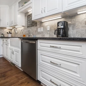 CHOOSE CLASSIC WHITE CABINETS FOR A TIMELESS LOOK CHOOSE CLASSIC WHITE CABINETS FOR A TIMELESS LOOK