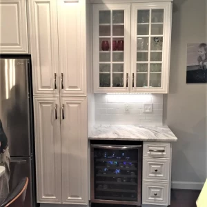 CHOOSE CLASSIC WHITE CABINETS FOR A TIMELESS LOOK CHOOSE CLASSIC WHITE CABINETS FOR A TIMELESS LOOK